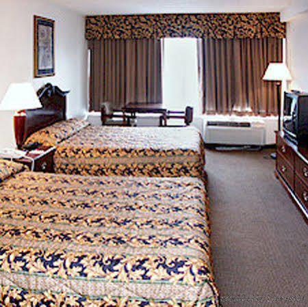 Wynnwood Plaza Hotel - Newport News Buitenkant foto