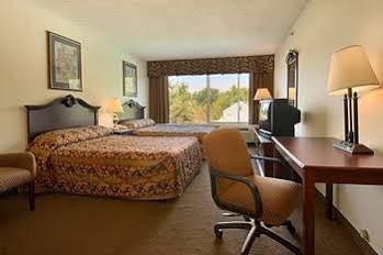 Wynnwood Plaza Hotel - Newport News Buitenkant foto