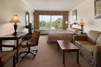 Wynnwood Plaza Hotel - Newport News Buitenkant foto
