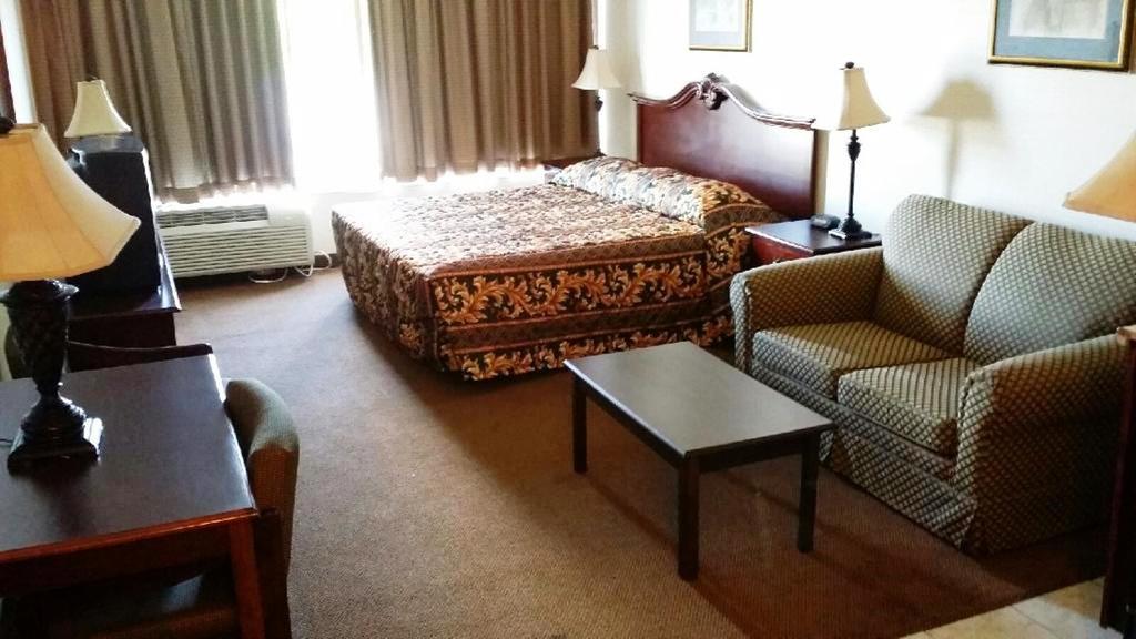 Wynnwood Plaza Hotel - Newport News Buitenkant foto