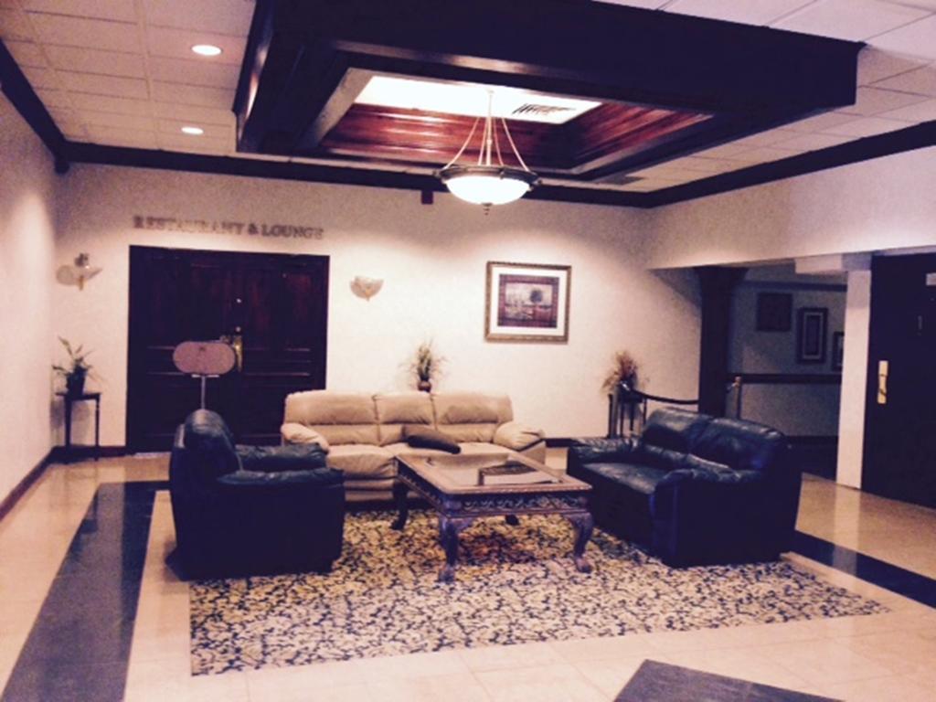 Wynnwood Plaza Hotel - Newport News Buitenkant foto